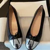 مصمم كلاسيكي أحذية غير رسمية حقيقية البقر الباليه باليه رقص أحذية Bowknot Fashion Women Black Flat Boat Shoe Sandal Leather Laxal Laiders 35-42