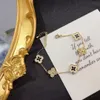 Klasik Moda 4/Dört Yaprak Yonca Bilezikler Cazibe Bileklik Zinciri Altın Agate Shell Kadınlar için Pearl Anne Kız Düğün Günü