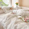 Sängkläder sätter koreansk stil vit spetsar sängkläder sängkläder set kung drottning lyx prinsessa täcke täcken säng kjolar sängkläder bomull hem textil 230607