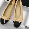 Scarpe eleganti firmate Pelle bovina Lettera Scarpe casual Bowknot Balletto Scarpe da ballo Moda Donna Scarpe da barca piatte nere Pelle da donna Calpestare Mocassini pigri Taglia grande 34-42