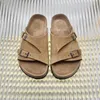 Comfortabele sandalen met zachte zool en pantoffels voor vrijetijdskleding strandschoenen mat leren paar schoenen veelzijdige herenschoenen luxe designer slippers voor dames