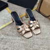 Designer Tribute Mule w Patent skórzane kobiety gładkie sandały kapcie plażowe przeplatające się zaczepki szkiełki szkiełkowe na szkiełce sandałowe