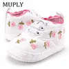 Första vandrare Baby Girl Shoes White Spets Floral broderade mjuka skor Prewalker Walking Toddler Kids Shoes First Walker 230608