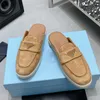 2023 Designer Boston Summer Metal Triangle Buckle Flat Slippers Fashion Guint Leather Slide Favoritstrand Sandaler Casual Shoes Cogs For Women Men 35-45 med Box