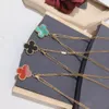 Kadınlar için tasarımcı kolyeler zarif 4/dört yaprak yonca madalyon kolye bilezik mücevherleri kademeli son derece kaliteli gergin zincirler hediye