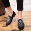 Mannen Schoenen Britse Stijl Zwarte Puntige Loafers Teen Klassieke Retro Hand Geborduurde Comfortabele Ademende Zakelijke Formele Schoenen Straat Serie erwten Schoenen