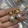 Romantico designer di lusso semplice V perla borchia oro 18 carati donna lettera logo inciso orecchini pendenti ragazze regalo di gioielli da sposa