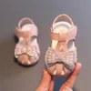 Sommar nya baby sandaler andningsbara mode båge prinsessor skor mjuka solade småbarnskor för nyfödda spädbarn