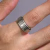 Roestvrijstalen ringen voor mannen en vrouwen Roterend ontwerp met unieke kartels Sieraden Feestgeschenk Modieus en veelzijdig Laat uw persoonlijkheid zien yw182R-672