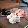 Taglia 2130 Scarpe da ginnastica per bambini con suola luminosa Scarpe da corsa per bambini con luci Scarpe da ginnastica luminose per bambini per bambini 210326