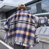 سترات نسائية Harajuku معطف للرجال نساء 2023 خريف هونغ كونغ على غرار رجعية منقوشة البيسبول سترة فضفاضة طالب صوف سميك الصوف