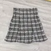 Kjolar kuzuwata fjäder temperament kvinna kjol hög midja all-match mini kjolar kvinnliga retro rutor kort faldas kvinna trendig 230609