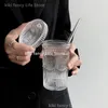 Vattenflaskor 380 ml Milk Cup Flower Embosstransparent Glass Cup med lock och halm transparent bubbla Tea Cup Coffee Drinkware Dessert Cup 230608