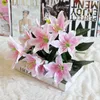 装飾的な花1ブーケ10ヘッドマルチカラー人工ユリの花偽のブライダルウェディングバレンタインデイリースディーデコレーション