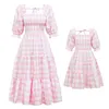 Abiti coordinati per la famiglia Summe Abiti per la madre e la figlia Griglia rosa Look primaverile Vestiti per la mamma e per me Mamma Mamma Neonate Vestito per ragazze 230608