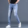 Mäns jeans sommarbroderi Men tunna tryckta ljusfärgade varumärkes elastiska fötter all-match hål casual tonåring pennbyxor