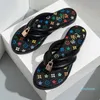 Diapositivas de verano de diseñador Sandalias de diapositivas metálicas Zapatillas Flip Flop para mujer Zapatillas de paseo en la playa Zapatillas de moda impresas Zapatillas de tacón bajo informales Tamaño 37-41