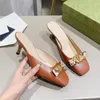 2023 Designer Luxe Pure Couleur Talon Diapositives Pantoufles Mode Femmes 100% Cuir Extérieur Léger Sandales imperméables Ladys Sexy Bouche Légère Talon Stiletto Pantoufle