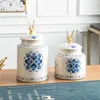 Bottiglie di stoccaggio Cinese Classico Blu E Bianco Ceramica Serbatoio Mobili Ornamenti Artigianato Decorativo Dipinto Set Generale