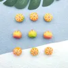 سحر 10pcs محاكاة راتنج الفاكهة الملحقات البرتقالية الحركية قلادة كيس مفتاح سلسلة DIY مصنوعة يدويا السحر