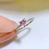 Klaster Pierścienie Exquistie Serce Shape Sparksing Pink Moissanite 925 Srebrny pierścień dla kobiet Obiecaj Para Walentynki Prezent