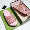 Med Box G Designer Sneakers Gglies skor lyxiga tofflor Slide varumärkesdesigners Sandaler Kvinnor damer ihåliga plattformar kvinnor glider sandal lnterlocking härlig c07n