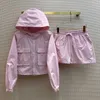 Calças femininas de duas peças Designer de alta vitalidade, redução de idade, capuz macio, blusão de proteção solar, shorts elásticos, conjunto rosa BRLV