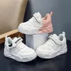 Été nouvelles petites chaussures blanches pour enfants baskets en maille antidérapantes pour enfants pour garçons et filles chaussures de sport.