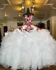 Underbar bollklänning prinsessan quinceanera klänningar röda spetsar blommiga applikationer skivfruade rufsar korsett pluffy organza prom special tillfälle klänning söt 15 klänning 2023
