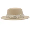 프랑스 레트로 페도라 모자 여성 플랫 탑 진주 펠트 모자 넓은 챙 모자 태양 보호 모자 매혹 파티 모자를위한 우아함