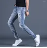 Mäns jeans sommarbroderi Men tunna tryckta ljusfärgade varumärkes elastiska fötter all-match hål casual tonåring pennbyxor