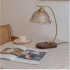 Table Lamps French Retro Flower Lamp Modern Creative Bedroom Bedside Decoration Nordic Senior Glass Desktop