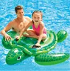 57524 Petite tortue chevauchant un animal gonflable jouant à l'eau pour enfants