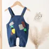 Overaller baby pojkar denim spädbarn hakliga byxor jeans tecknad bokstavkläder flickor lång jumpsuits barn hängslen jyf 230609