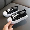 Athletic Outdoor Baby Child Whiteblack Sneakers Spring Leisure Laceup Kids Comfort Boygirl Scarpe di tela Toddlers Tennis 230608