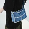 Kvällspåsar 2023 Trendiga crossbody axelväska säckar en jean purses frans denim väska minimalist designer jeans handväskor kvinnor