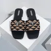 Triangel Metallic Slide Sandals Designer glider kvinnor broderade tyg tofflor lyxbrev P sandal chunky klackar mode sommarstrand låg klack sko storlek 36-42