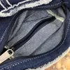 Kvällspåsar 2023 Trendiga crossbody axelväska säckar en jean purses frans denim väska minimalist designer jeans handväskor kvinnor