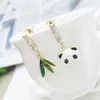 Pendientes de tuerca Hoja de bambú asimétrica Temperamento femenino Panda Dulce S925 Agujas de plata A juego personalizado