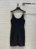 Grundläggande avslappnade klänningar Designer High-End Women's Wear New Elegant Front Split Heavy Industry Rhinestone Classic Little Black Dress 8A5m