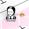 Broches Broches Émail Mercredi Broche Adams Famille Inspiré Fille Pin Avec Dur Sourire Figure Élégant Revers Bijoux Pour Femmes Teena Dhkho