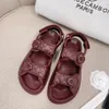 Designer C Sandals Summer Sapato de praia quente Mulheres pequenas de couro perfumado