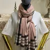 Nuovo stile di buona qualità al 100% Materiale in cashmere sottile e morbido color rosa sciarpe lunghe per donne dimensioni 205 cm -92cm262s