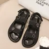 Sandals Designer C Sandals Summer Sapato de praia quente Mulheres pequenas de couro perfumado sapatos de solada grossa Mulheres usam moda de pé aberto no verão caligae 240412k0at