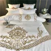 Conjuntos de cama branco luxo europeu bordado em ouro real 60 anos conjunto de cetim e algodão capa de edredom lençol ou fronhas ajustadas 230609