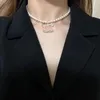 Moment Designer Choker Womens Halsband Pearl Alloy Stamp Copy Letter Pendant Choker Halsband Högkvalitativa bröllop smycken