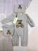 Baby Romper Kleding Pasgeboren Jumpsuit Jongens Meisjes Kleding Merk Tag Lange Mouwen Baby Jumpsuit Designer Baby Jumpsuit Bib Hoed 3 stks Set