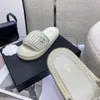 2024 Summer Femme's Slippers Designer Original haut de gamme Les mêmes sandales plates couleurs de la chaîne tissée mode à la mode
