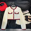 Giacche da donna Designer di fascia alta 23 all'inizio della primavera alla moda età che riduce la collisione set di cinture in maglia con bordi a strisce nere rosse XHOH