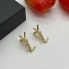 Pendientes de marca clásica de lujo ligeros, pendientes de diseño, diamantes chapados en oro, accesorios de joyería de diseño simple y de alta calidad, adecuados para bodas de mujeres.